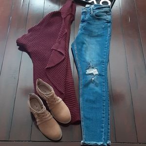 Old Navy. Size 4. Distressed, skinny high rise.